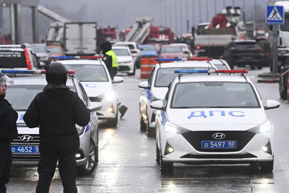 SNIMAK HAPŠENJA TERORISTE U MOSKVI: Vezan lisicama, uvode ga u policijski auto (VIDEO)