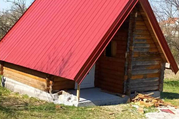 BRVNARA BLIZU CENTRA GRADA ZA 12.000 EVRA: Evo ŠTA sve ima, a plac se pruža na 5 ari (FOTO)