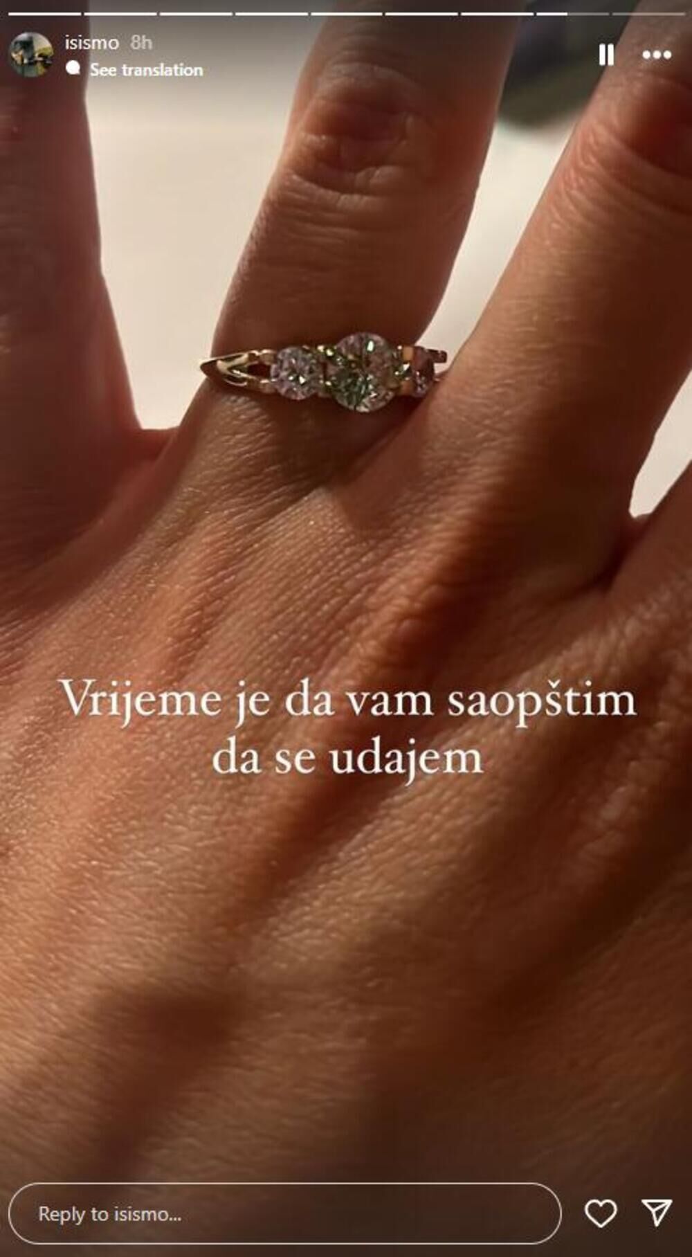 Prva fotografija glumca i njegove verenice, pohvalila se prstenom, a evo ko je ona