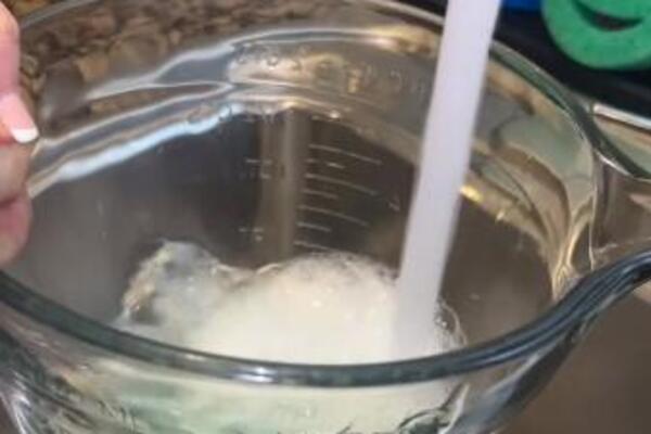 ŽENA OTKRILA NAJBOLJU CAKU OD KOJE ĆE VAM KUPATILO MIRISATI NEDELJAMA: Ovu genijalnu stvar morate znati (VIDEO)