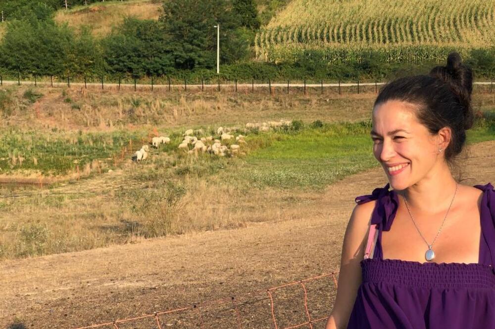 Naša poznata glumica napustila Beograd i otišla na selo: Sada čuva ovce, posvetila se poljoprivredi, a muž joj je..