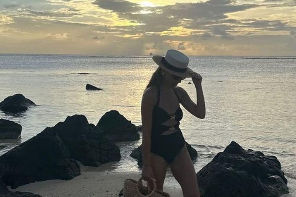 SKINULA SE FATALNA VODITELJKA PINKA: Vrela fotka sve OSTAVLJA BEZ DAHA, 1 detalj na NJOJ sve ODUŠEVIO, baš je DOBRA