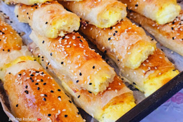 Kiflice sa belim lukom zbog kojih ćete zaboraviti na pekaru: Jedan pleh biće malo, ovom pecivu niko neće odoleti