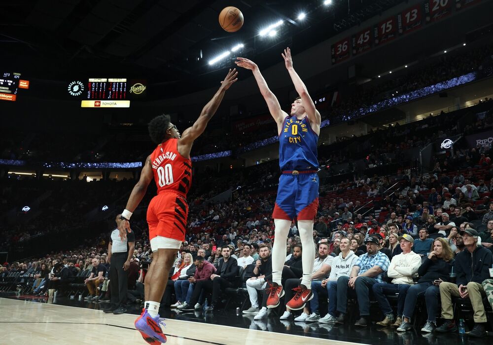 Kristijan Braun šutira preko Skuta Hendersona