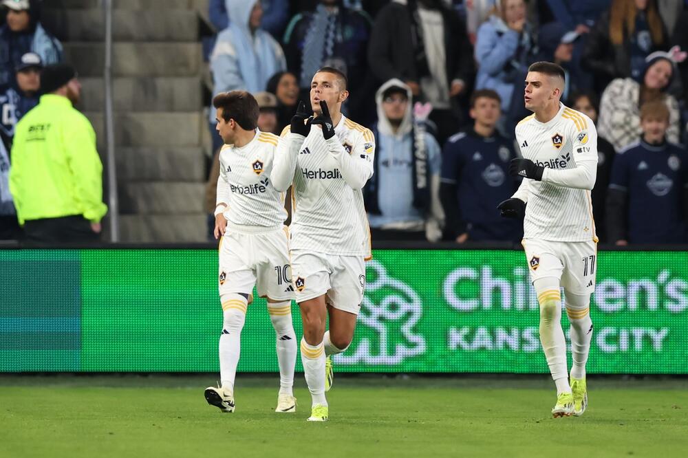 DEJAN JOVELJIĆ NE STAJE! Srbin dao peti uzastopni gol, Galaksi slavio posle preokreta (VIDEO/FOTO)