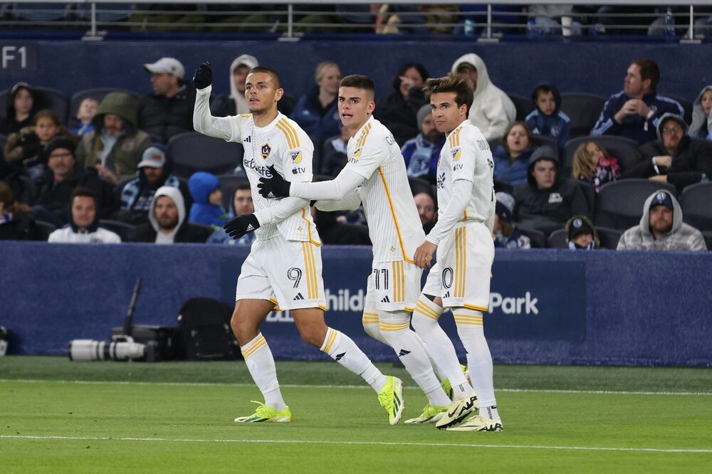 Dejan Joveljić (prvi s leve) slavi gol na utakmici Sporting Kanzas Sitija i Los Anđeles Galaksija