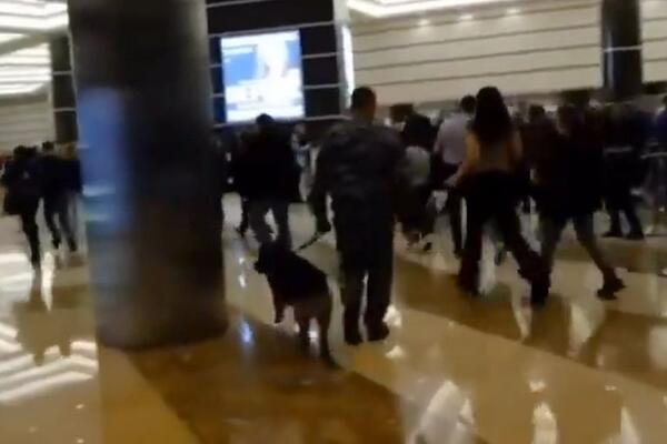 ISPLIVAO NOVI SNIMAK TERORISTIČKOG NAPADA U MOSKVI: Ljudi IZBEZUBLJENI trče da se spasu dok PUCAJU po njima (VIDEO)