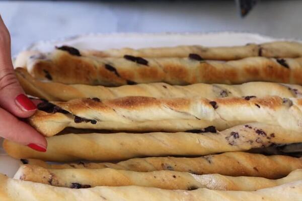 NAJBOLJI RECEPT ZA POSNO PECIVO SA MASLINAMA KOJE ĆETE OBOŽAVATI: Mekani štapići mnogo zdraviji od onih iz pekare