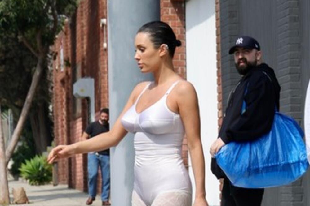 PA, ŽENO BOŽIJA, DOKLE VIŠE? Jedan dan SKROZ GOLA NA ULICI, drugi u INTIMNOM VEŠU: Ljudi u ČUDU gledali OVAJ PRIZOR