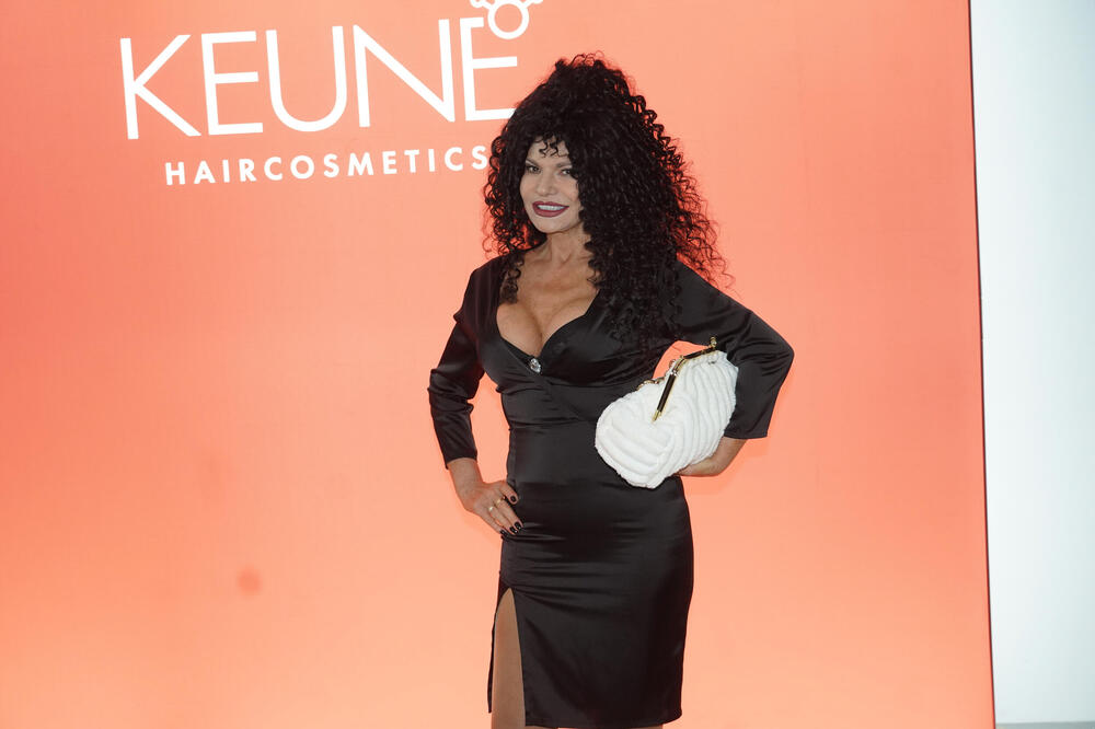 SINOĆ SVI PRIČALI O VATRENOJ CRNKI: Pojavila se nikad IZAZOVNIJA, bujne GRUDI SAMO ŠTO NISU ISPALE, baš DOBRA