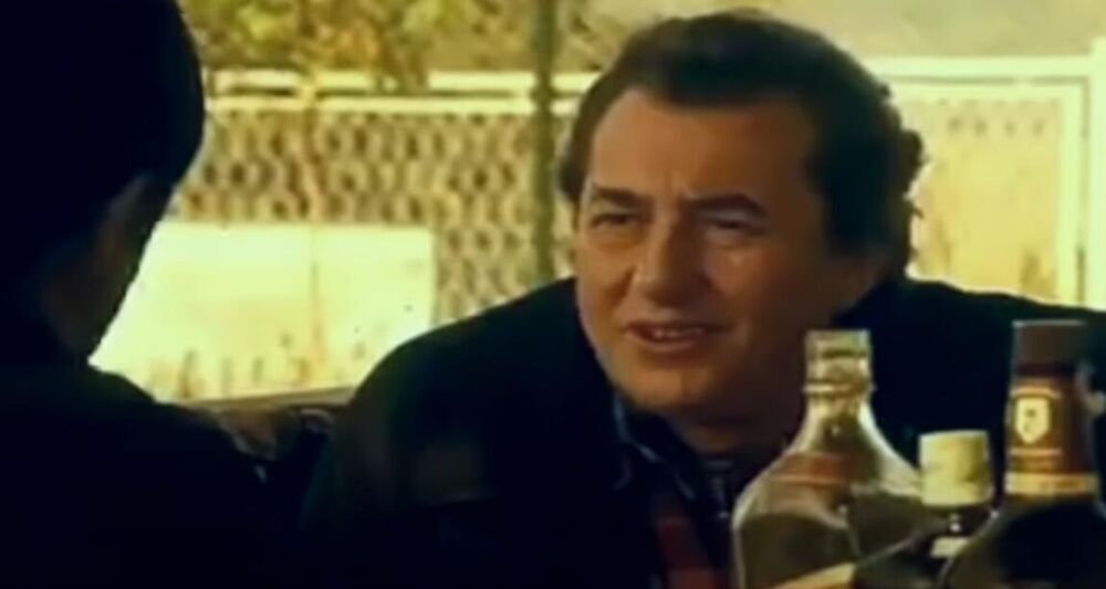 Glumac je rođen u zanatskoj porodici, ali je ljubav prema umetnosti pokazivao omalena