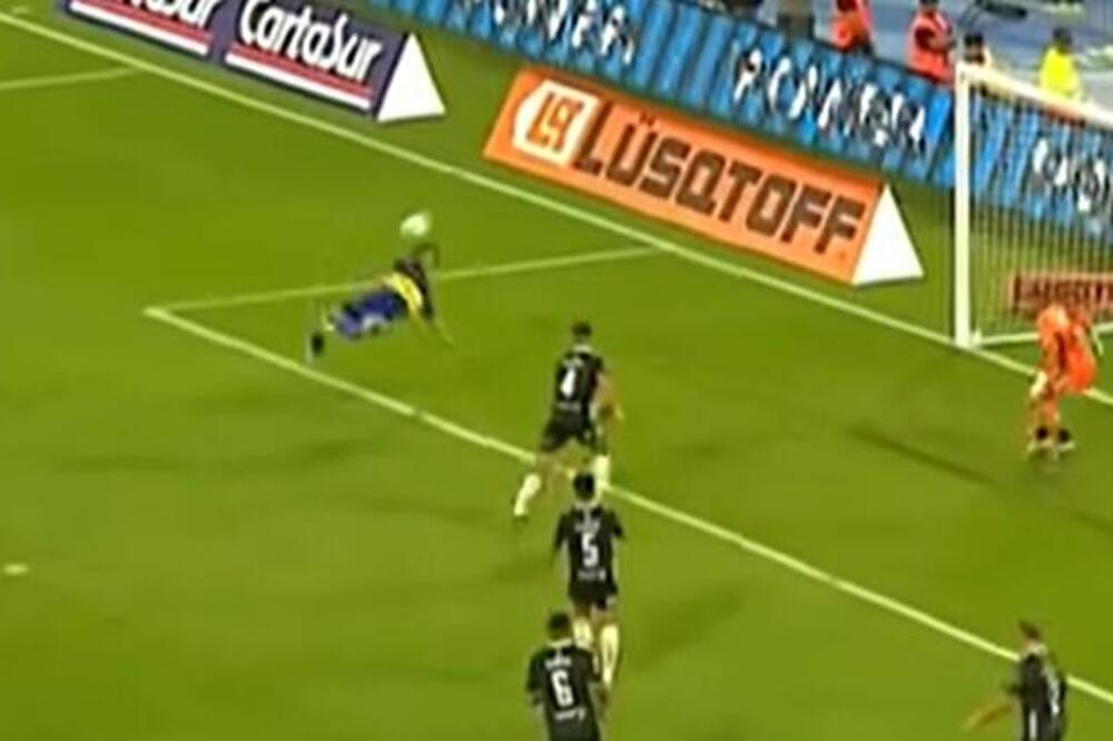 GODINE SU SAMO BROJ, KLASA JE VEČNA: Gol koji će vas NATERATI da ga pogledate VIŠE PUTA - savršenstvo! (VIDEO)