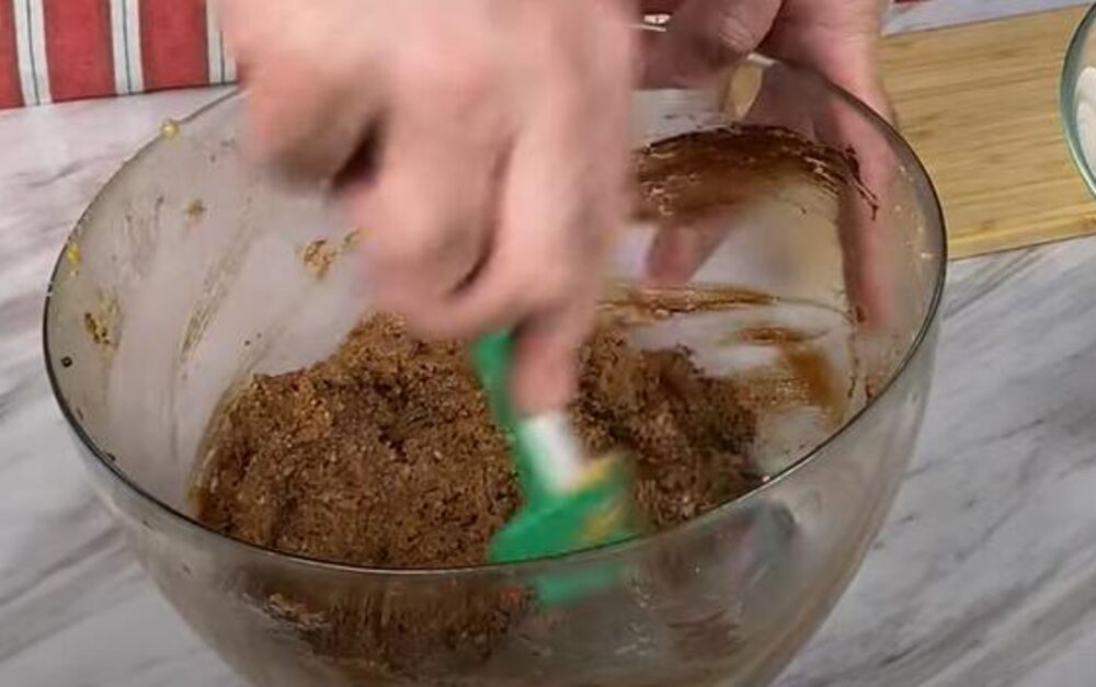 Pravljenje kore za posnu tortu sa keksom i bananama