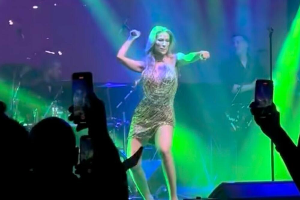 TEI TAIROVIĆ ISPALA CELA INTIMNA REGIJA TOKOM NASTUPA! PEVAČICI SEVNULO ISPOD SUKNJE: Zumiraće i ko NEĆE