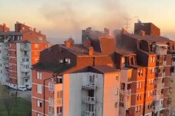 POŽAR U ZGRADI NA BEŽANIJSKOJ KOSI: Potkrovlje puno dima (VIDEO)