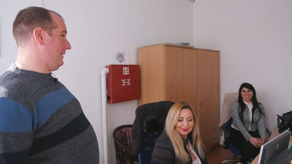 Dejan sa kolegama na poslu