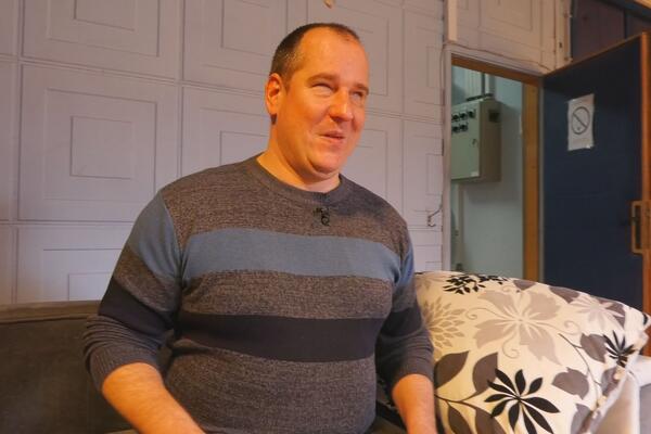 ZA DEJANA KAŽU DA JE SUPERHEROJ: Iako je potpuno slep, sa lakoćom radi dva posla i izdržava porodicu (FOTO)