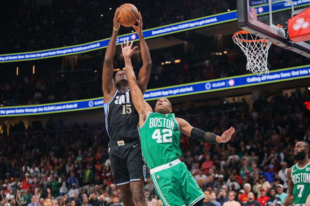 Klint Kapela (levo) na utakmici Atlante i Bostona