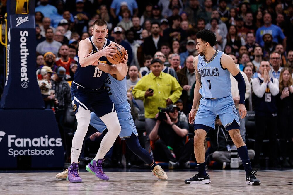 Nikola Jokić (levo) na utakmici Denvera i Memfisa