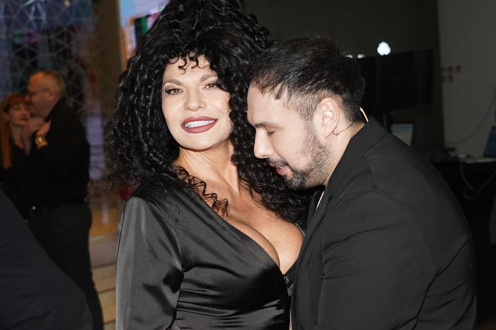 GDE ĆEŠ NOS PRAVO U DEKOLTE? Lidija obukla NIKAD DUBLJI DEKOLTE, a ovaj muškarac samo što nije UPAO U NJEGA