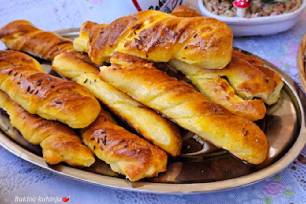 HRSKAVI SLANI ŠTAPIĆI KOJI VRAĆAJU PRAVO U DETINJSTO: Slasni parčići osvajaju PUNI SU SIRA koji curi iz njih VIDEO