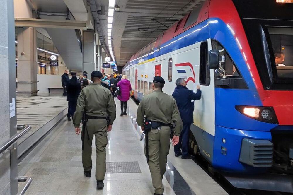 POJAČANO PRISUSTVO PRIPADNIKA MINISTARSTVA ODBRANE NA NAŠIM ULICAMA: Ovako izgledaju mere bezbednosti (FOTO)