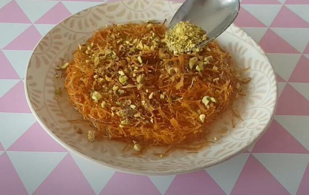 Koštunjavo voće preko turskog kolača 'kunefe'