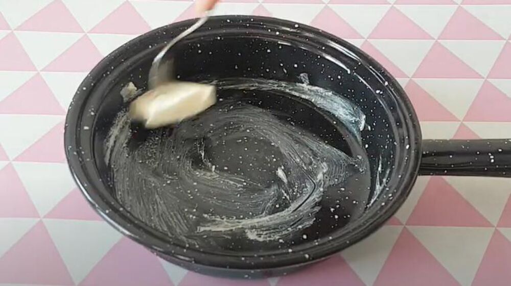 Premazivanje tepsije maslacem