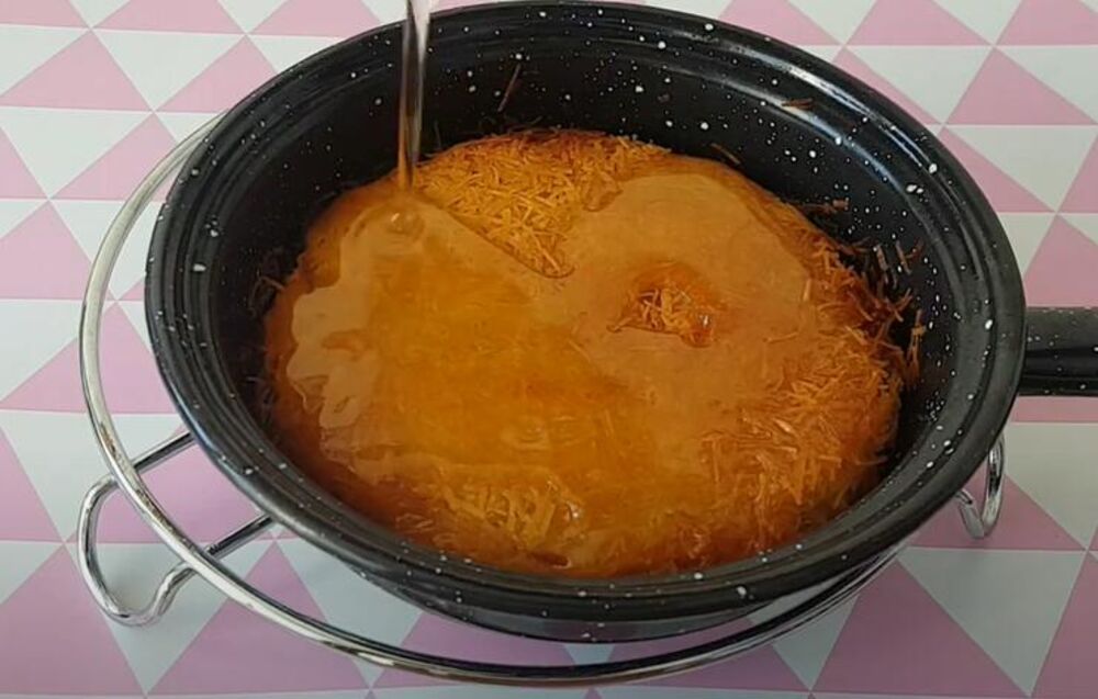 Prelivanje turskog kolača 'kunefe'