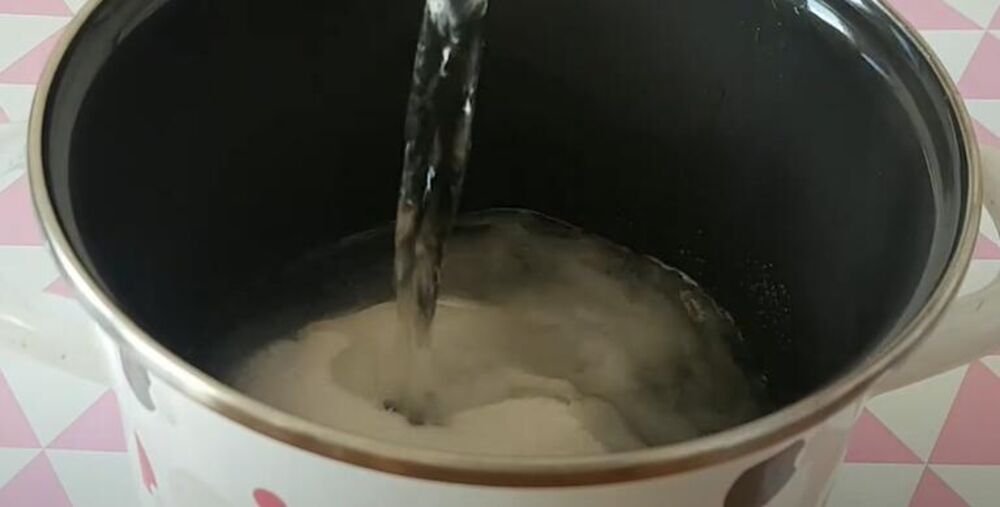 Voda i šećer u činiji za turski kolač 'kunefe'