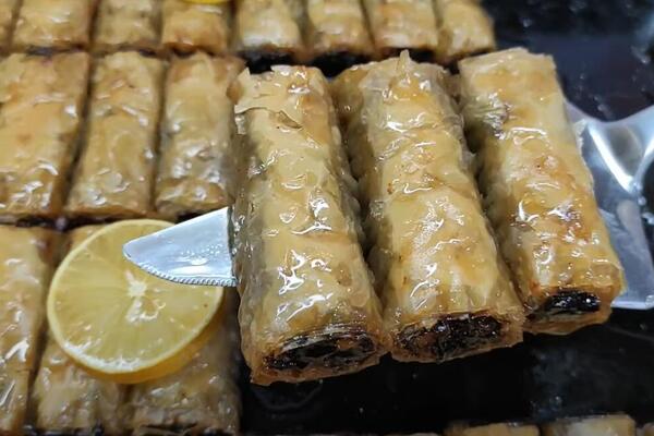 PREUKUSNA BAKLAVA SA SUVIM ŠLJIVAMA - NOVA KRALJICA TRPEZE USKRŠNJEG POSTA: Kada je natopite sirupom od limuna...