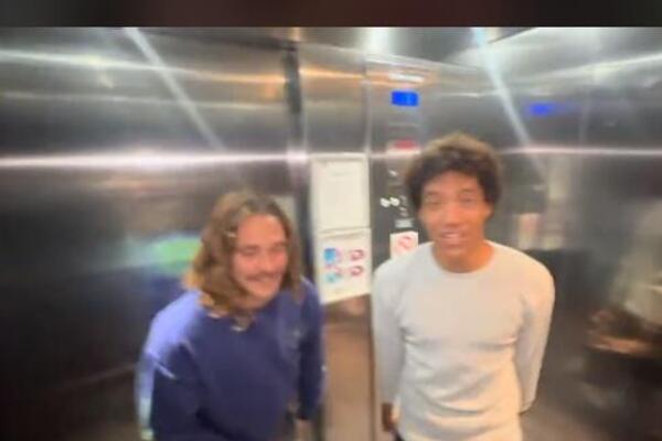 BILA JE 4 SATA ZAGLAVLJENA U LIFTU SA POTPUNIM STRANCIMA I EVO ŠTA SE DESILO: Radili SVE I SVAŠTA, izašao SNIMAK