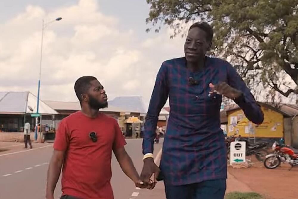 OVAKO IZGLEDA NAJVIŠI ČOVEK NA SVETU SA SKORO 3 METRA: Noga mu je tolika da UMESTO CIPELA nosi automobilske GUME