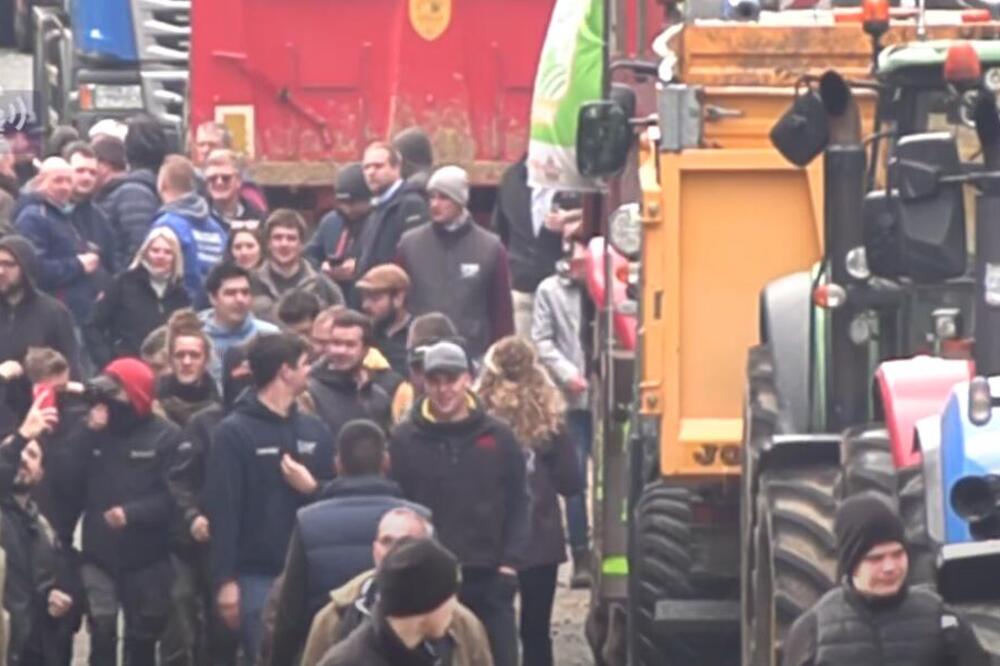 POLJOPRIVREDNICI IZAŠLI NA ULICE BRISELA: Blokiran saobraćaj, evo kako to izgleda (VIDEO)