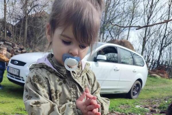 NESTALA DVOGODIŠNJA DEVOJČICA: Danka poslednji put viđena u Banjskom polju, roditelje mole za pomoć!
