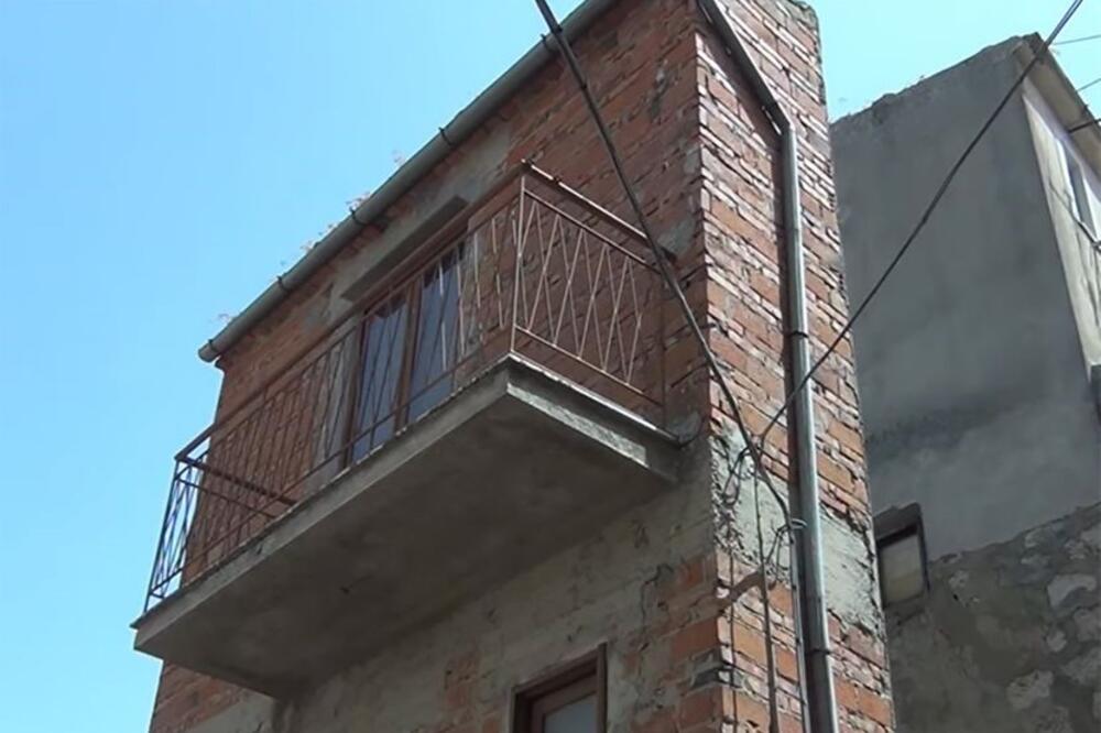 NAJUŽA ZGRADA NA SVETU ŠIROKA JE SAMO 1 METAR: Vlasnik je sagradio da bi nervirao komšiju i izgleda bizarno (VIDEO)