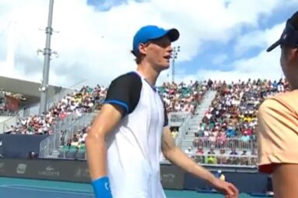 SAMO SE SRUŠIO: Prekinut meč Janika Sinera! (VIDEO)