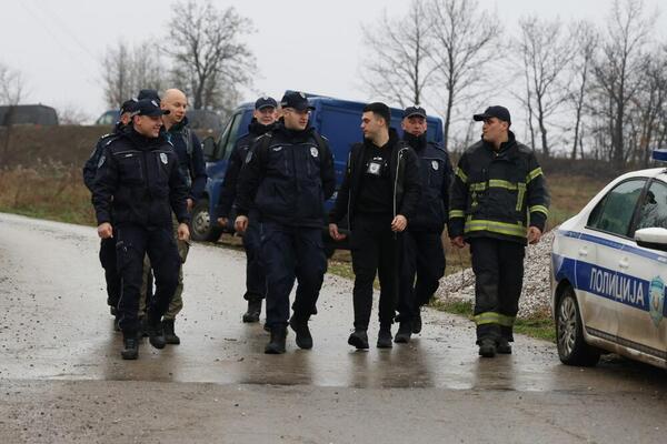 UŽAS KOD BEOGRADA NA VODI: Isplivao leš! (FOTO)