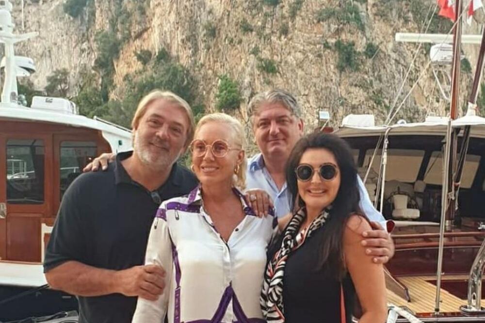 LEPA BRENA PREKINULA TIŠINU, PA PROGOVORILA O RAZVODU PRIJATELJA: Otkrila koliko je ovo BOLAN TRENUTAK za SVE NJIH