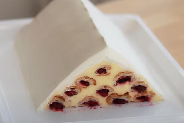 PIRAMIDA SA DEKORACIJOM OD VIŠANJA ZA KOJOM DOMAĆICE LUDE: Ovom RUSKOM KOLAČU prosto niko ne može odoleti (VIDEO)