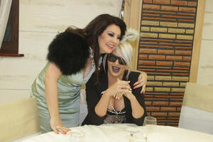 NAKON KARLEUŠINE BRUTALNE PORUKE OGLASILA SE DRAGANA: Imala je POSEBNE REČI za Jelenu, pevačica sve PODELILA JAVNO