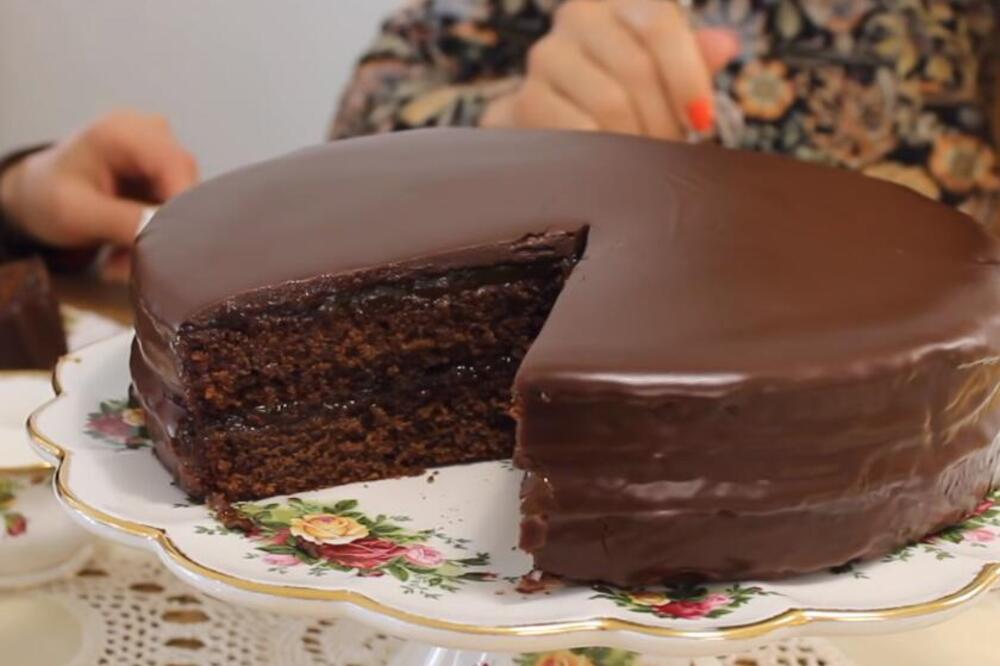 STARINSKI RECEPT ZA POSNU ČOKOLADNU TORTU SA DŽEMOM: Sočna poslastica koju ćete jesti i kad prođe POST
