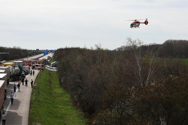 PRVE FOTOGRAFIJE SA MESTA STRAVIČNE NESREĆE KOD LAJPCIGA: Auto-put zatvoren u oba pravca, pet osoba poginulo (FOTO)