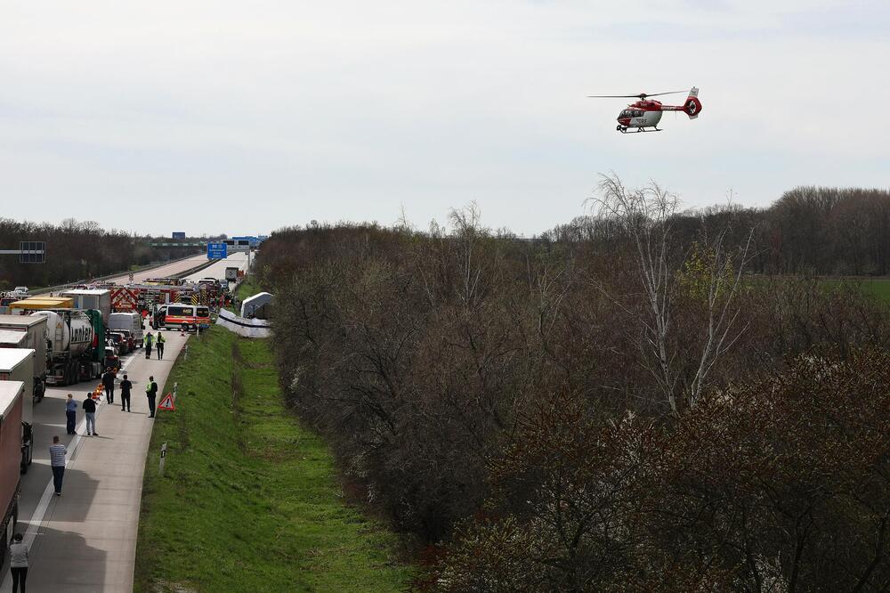 PRVE FOTOGRAFIJE SA MESTA STRAVIČNE NESREĆE KOD LAJPCIGA: Auto-put zatvoren u oba pravca, pet osoba poginulo (FOTO)