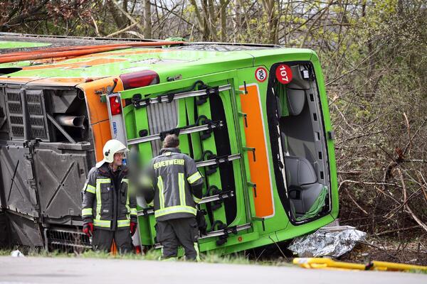 PREVRNUO SE AUTOBUS SA ĐACIMA, VOZAČU POZLILO KADA JE DOŠLO DO NESREĆE? Nova drama u Nemačkoj, puno je povređenih!