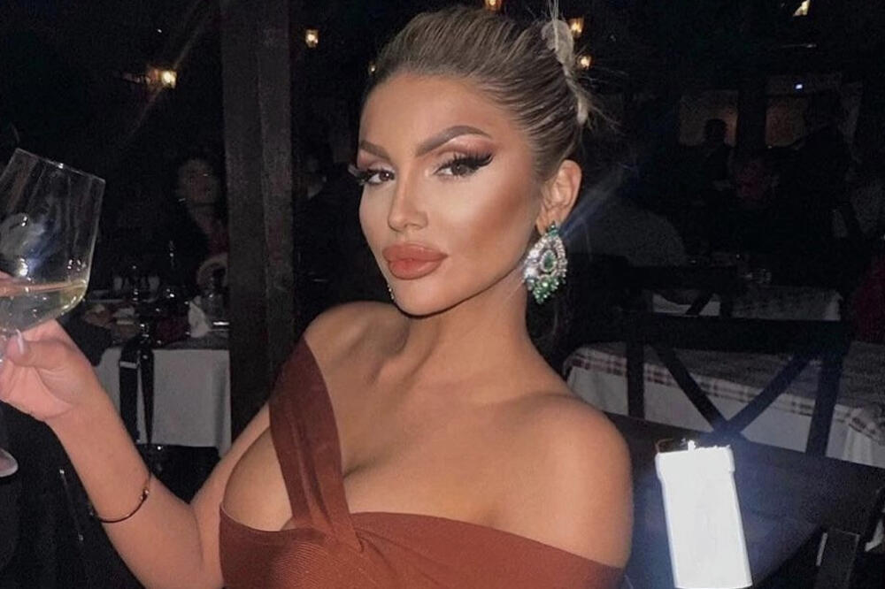 KOJI MUŠKARAC NE BI PAO NA OVAJ POGLED, ALI I BUJNI DEKOLTE? Na VODITELJKI sve puca, kako li materijal DRŽI GRUDI?