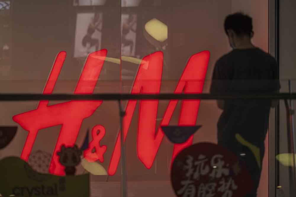 POZNATI MODNI BREND KOJI SRPKINJE OBOŽAVAJU ZATVARA 160 PRODAVNICA! Gigant šokirao novi potezom, evo o čemu je reč