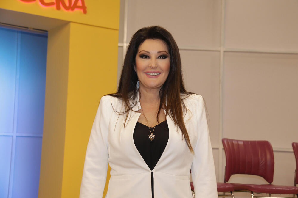 DRAGANA MIRKOVIĆ SRELA TEYA DORU NA AERODROMU: Folk diva joj UPUTILA OVE MOĆNE REČI put u Švedsku, mreže GORE
