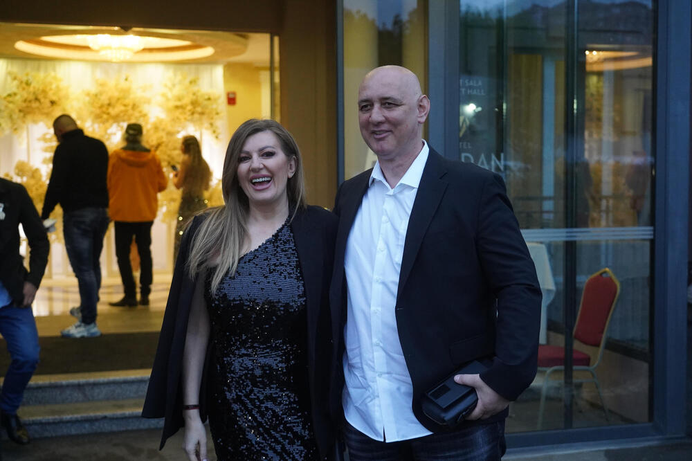 U JEKU ESTRADNIH RAZVODA, VIKI MILJKOVIĆ SE JAVNO OBRATILA SUPRUGU: Pevačica ovim rečima POKAZALA koliko ga VOLI