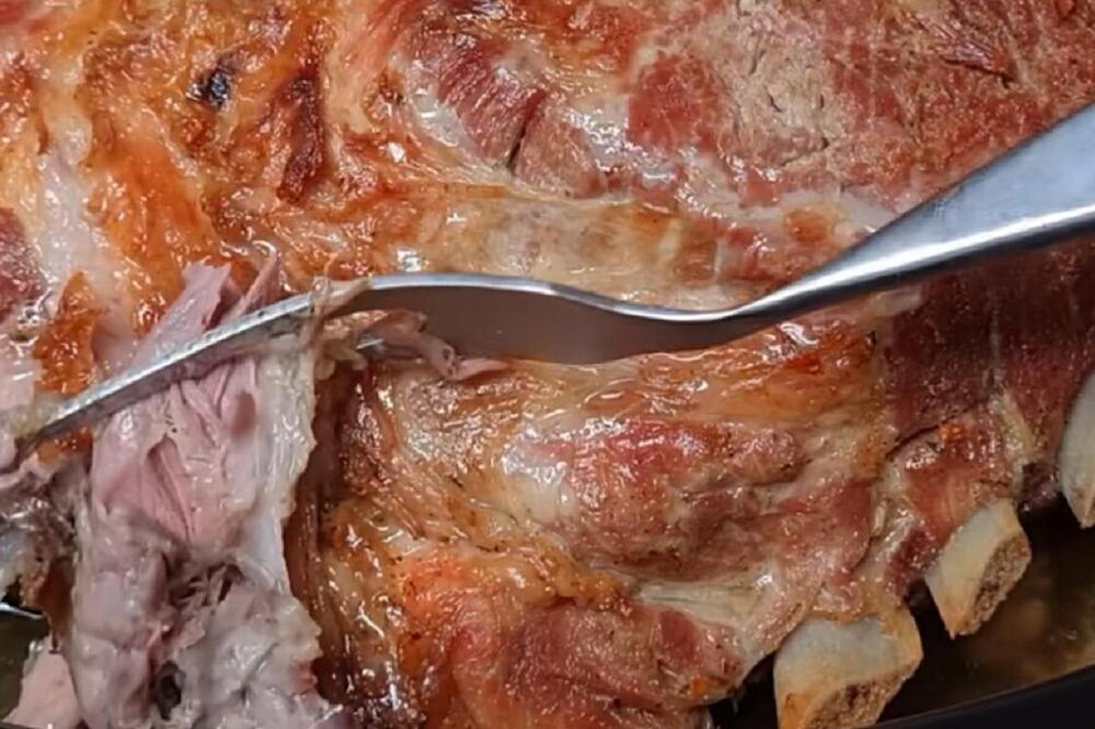 STARINSKI RECEPT ZA SVINJSKI VRAT KOJI MORATE PROBATI: Meso je toliko MEKANO da vam ne treba nož, SOKOVI SAMO PRŠTE